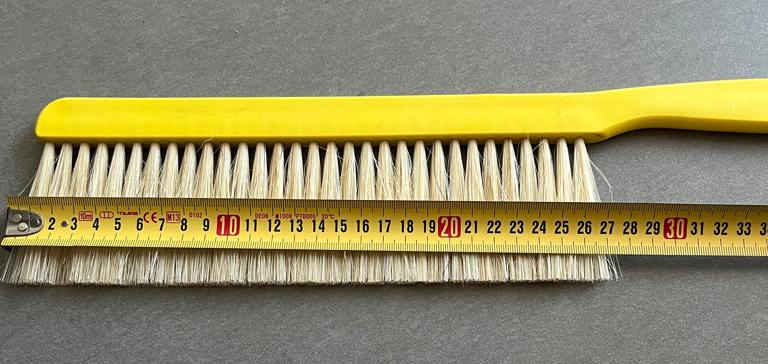 Bee brush, bee brush, horsehair, sweeping, bees, yellow