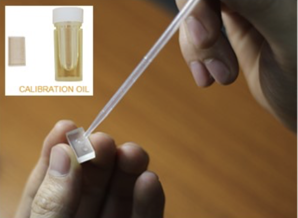 Refraktometer im Honig Wassergehalt messen mit Kalibrierflüssigkeit