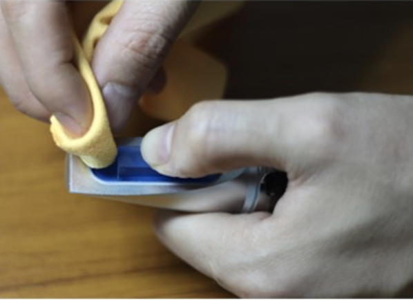 Refraktometer im Honig Wassergehalt messen mit Kalibrierflüssigkeit