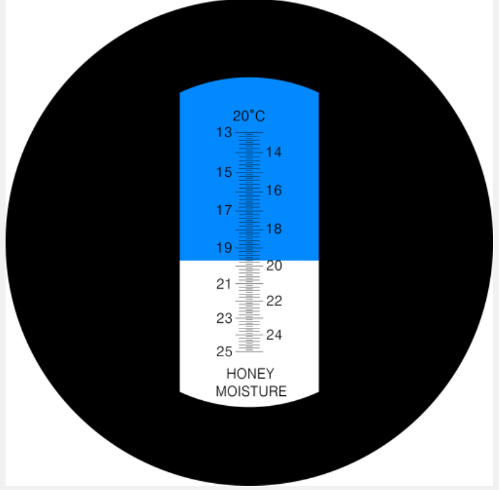 Refraktometer im Honig Wassergehalt messen mit Kalibrierflüssigkeit