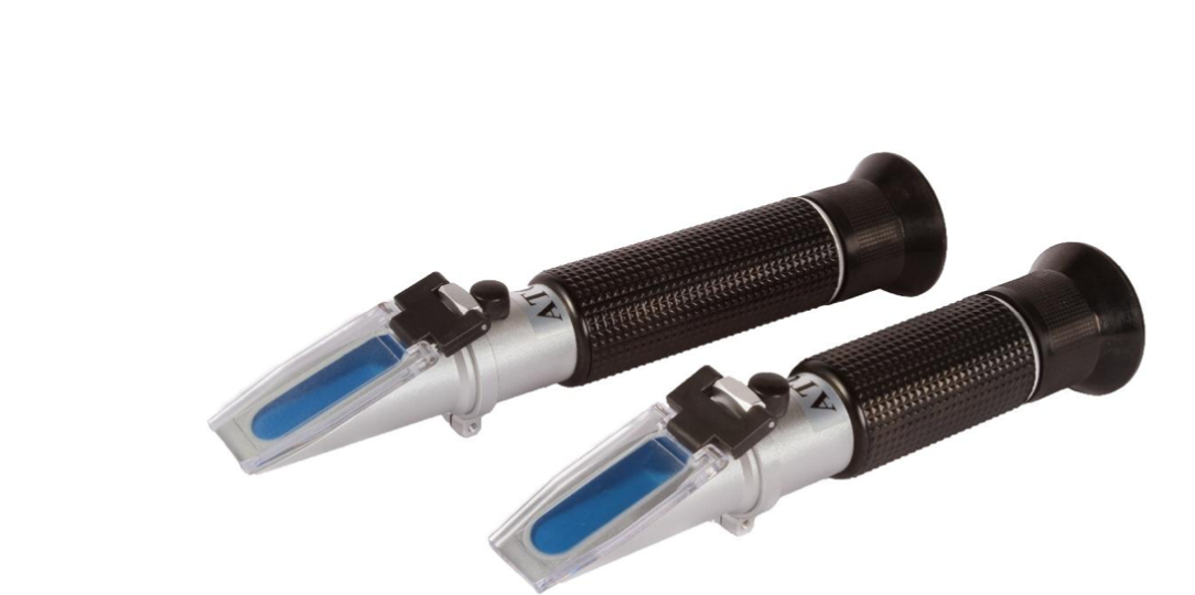 Refraktometer im Honig Wassergehalt messen mit Kalibrierflüssigkeit