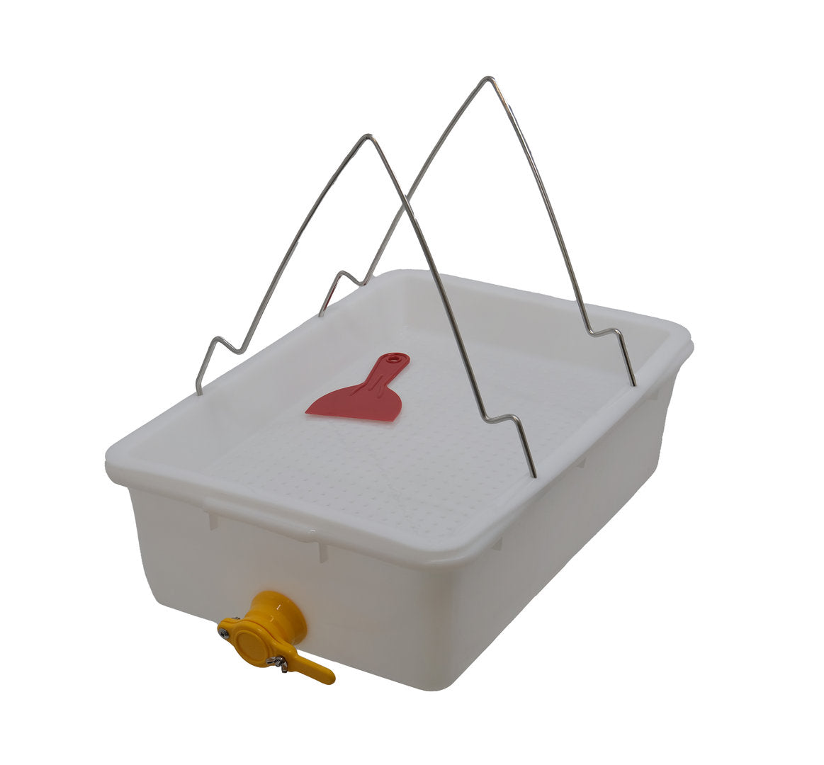 Uncapping set complete with plastic filter and squeeze tap for 2 people frames