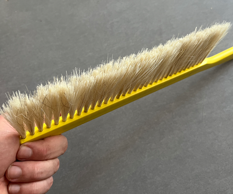 Bee brush, bee brush, horsehair, sweeping, bees, yellow